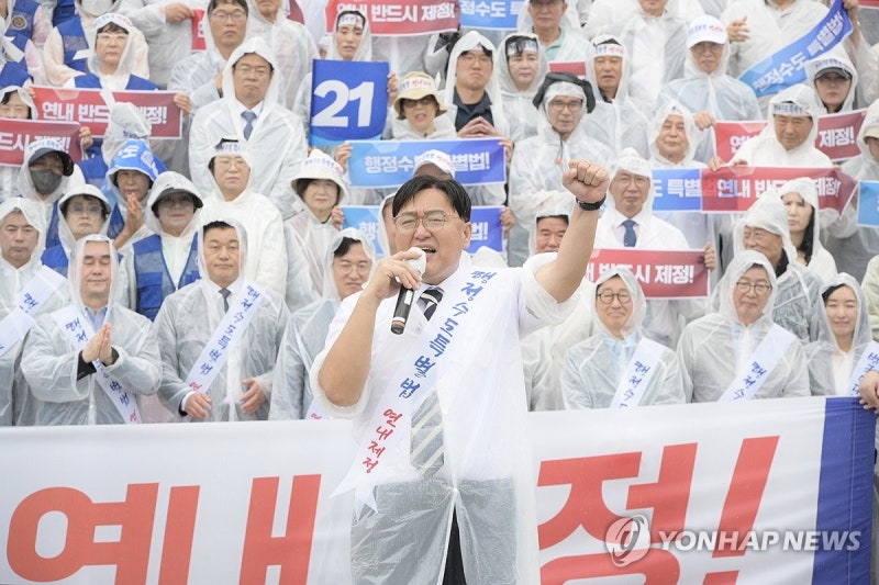 <b>조상호</b> 세종시장, '행정수도 특별법' 촉구 국회 앞 <b>1인 시위</b>