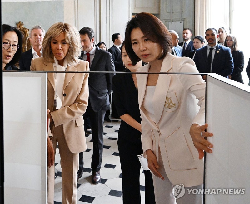 <b>김혜경</b> 여사, 마크롱 여사와 <b>한지마니아</b> 특별전 관람