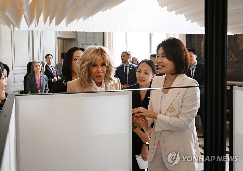 <b>김혜경</b> 여사, 마크롱 여사와 <b>한지마니아</b> 특별전 관람