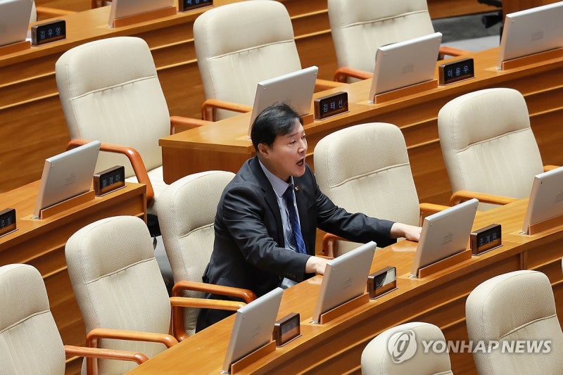 국민의힘 나경원 <b>의원</b> 질문에 항의하는 민주당 <b>조계원</b> <b>의원</b>