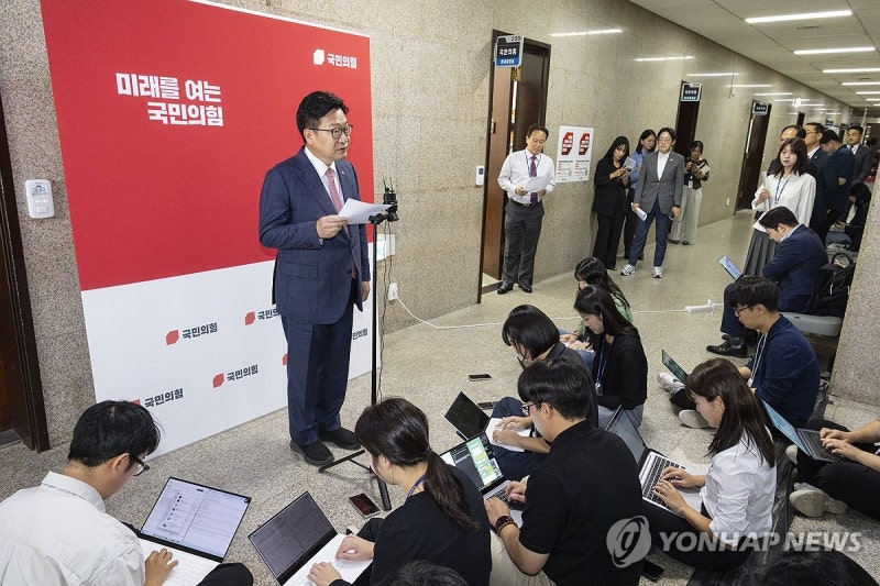선관위 특검 파견 검사수사권 폐지 발의 관련 입장 밝히는 <b>정점식</b> 원내...