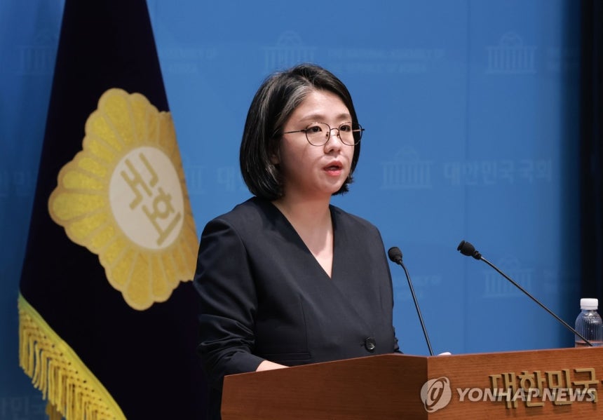 용혜인 성평등가족부 장관 후보자 입장 발표 기자회견 (서울=연합뉴스) 신현우 기자 = 용혜인 성평등가족부 장관 후보자가 10일 국회 소통관에서 입장 발표 기자회견을 하고 있다. 2026.9.10 nowwego@yna
