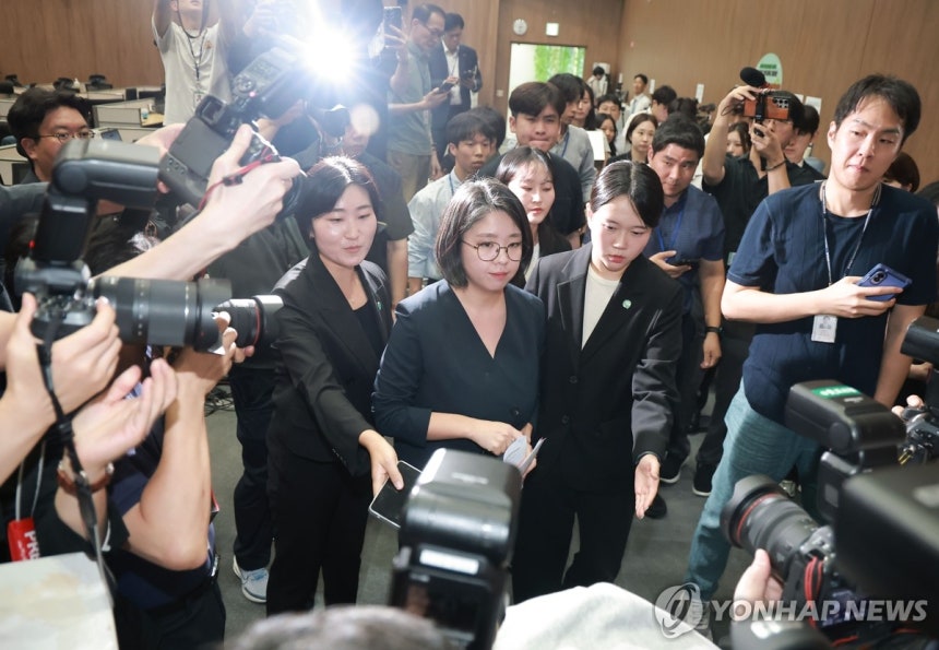 입장 발표 기자회견 마친 용혜인 성평등가족부 장관 후보자 (서울=연합뉴스) 신현우 기자 = 용혜인 성평등가족부 장관 후보자가 10일 국회 소통관에서 입장 발표 기자회견을 마친 뒤 회견장을 떠나고 있다. 2026.9.