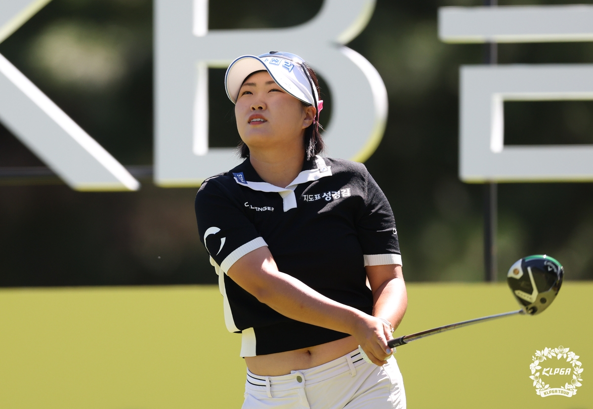 <b>홍진영</b>, KLPGA 투어 KB금융 챔피언십 2R도 선두…서교림 2위