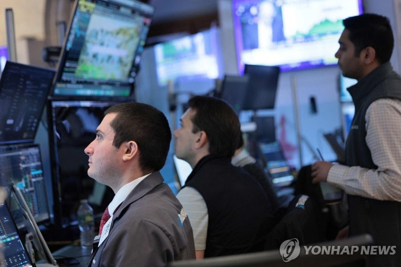 <b>국제유가</b>, 6% 넘게 급등…브렌트유·WTI 모두 <b>100달러 돌파</b>