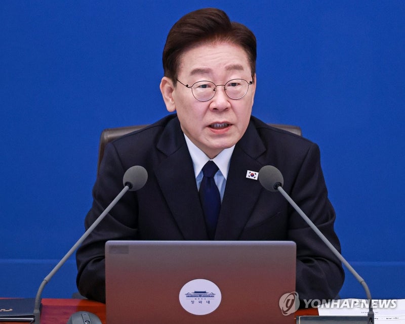 李<b>대통령 지지율</b> 전주보다 2%p 하락한 38%…<b>최저</b>치 경신[한국갤럽]