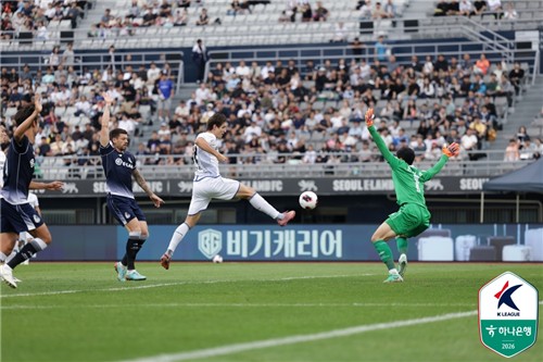 수원 두비츠카스의 결승 골 장면.[한국프로축구연맹 제공. 재판매 및 DB 금지]