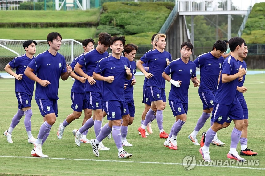 예열하는 남자 축구 대표팀(나고야=연합뉴스) 윤동진 기자 = 13일 나고야 도요타스포츠센터에서 열린 남자 축구 국가대표팀 훈련에서 선수들이 몸을 풀고 있다. 2026.9.13 mon@yna.co.kr