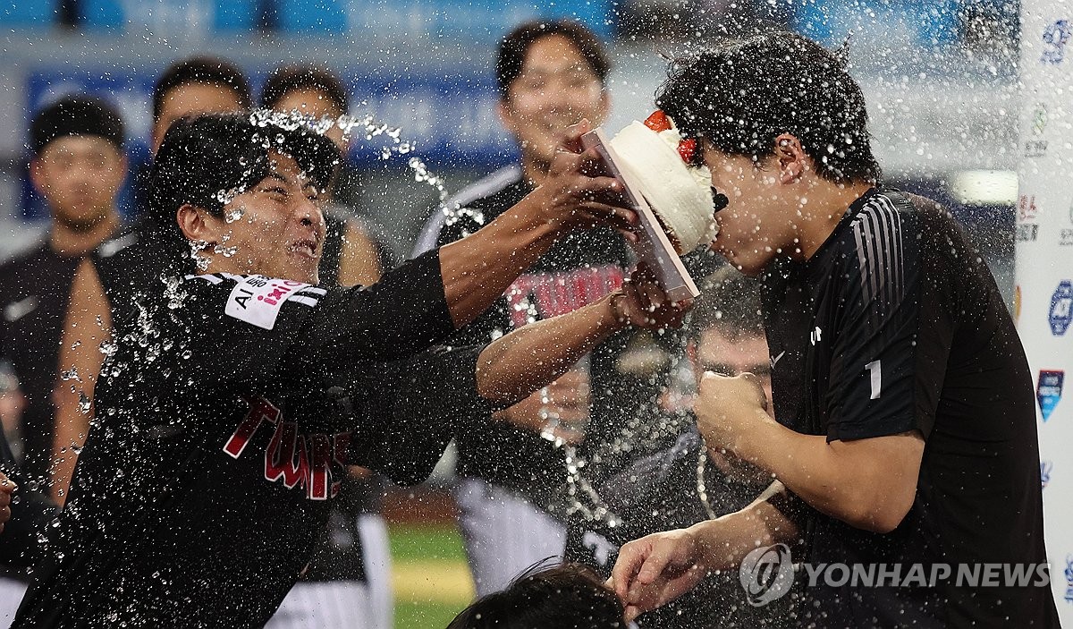 <b>임찬규</b> '<b>100승</b>' 케이크 세리머니