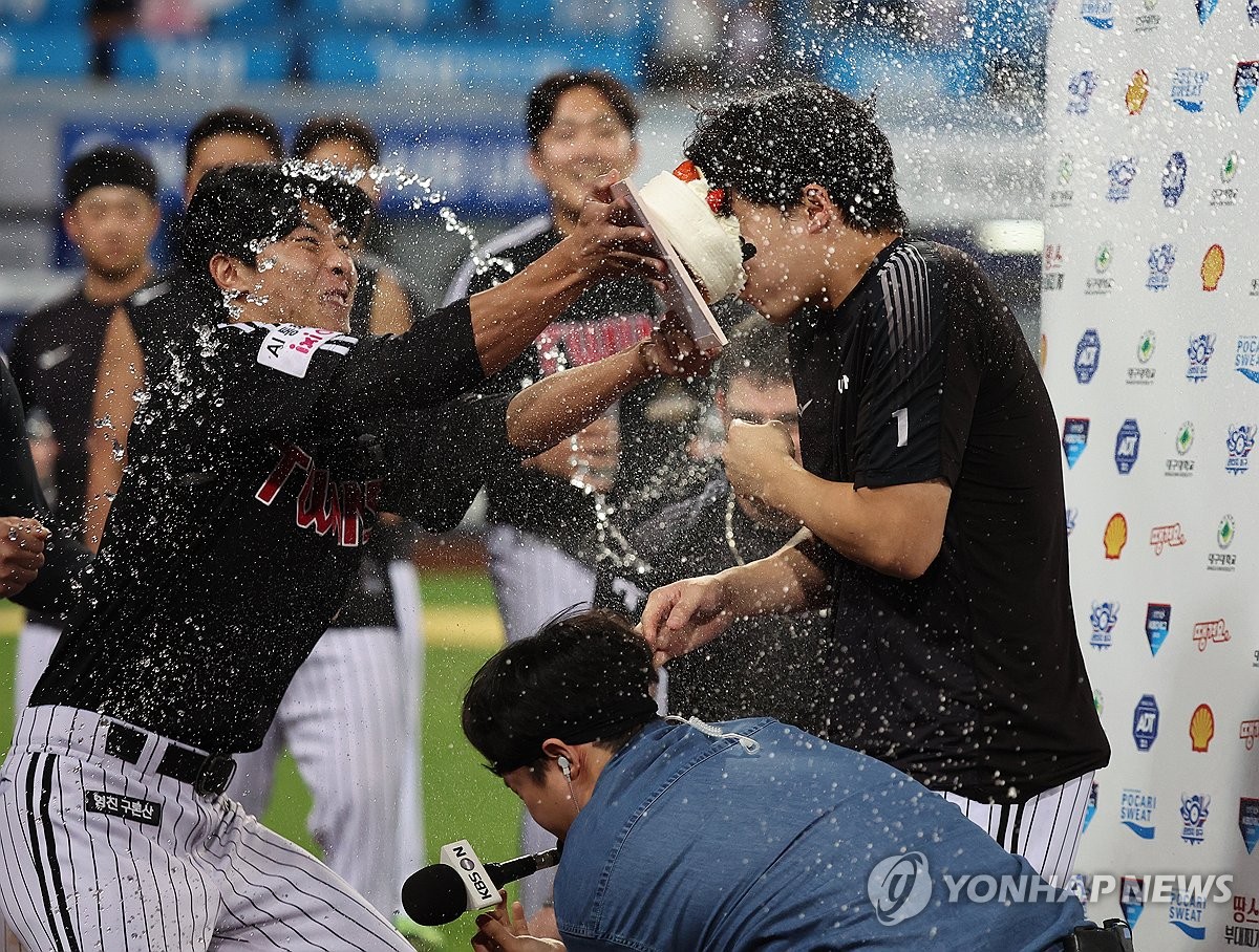 <b>임찬규</b> '<b>100승</b>' 케이크 세리머니