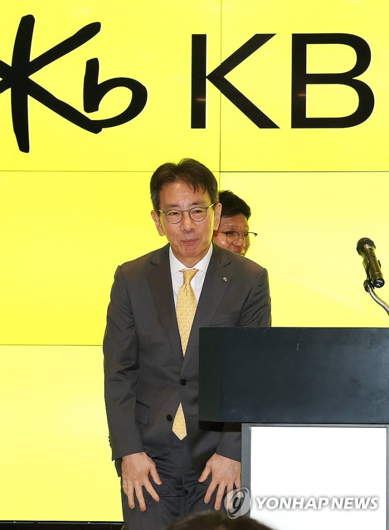 인사하는 <b>이재근 KB금융</b>지주 차기 <b>회장 내정</b>자