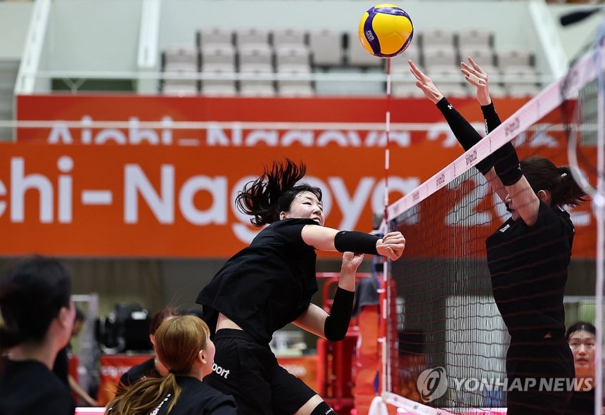 훈련 집중하는 정호영(오카자키[일본 아이치현]=연합뉴스) 윤동진 기자 = 한국 여자 배구 대표팀 정호영이 14일 일본 아이치현 오카자키 중앙종합공원 종합체육관에서 훈련에 집중하고 있다. 2026.9.14 mon@yna.co.kr