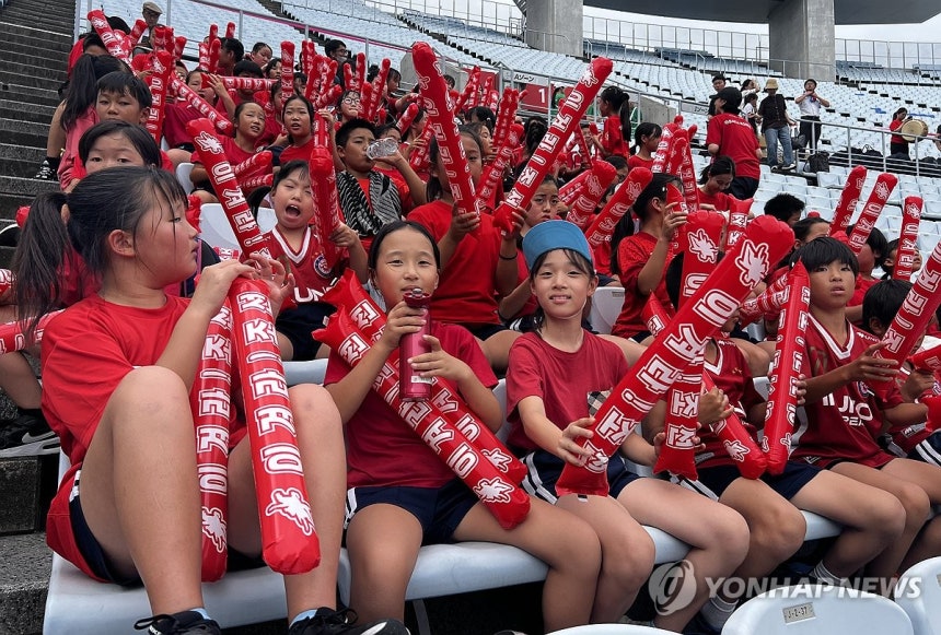 아시안게임 북한 응원단(오사카=연합뉴스) 서대연 기자 = 14일 일본 오사카 얀마 스타디움 나가이에서 열린 2026 아이치·나고야 아시안게임 여자 축구 조별리그 1차전 북한과 방글라데시의 경기. 관중석에서 오사카, 교토 등 인근 지역 조선학교 학생들로 구성된 응원단이 북한 대표팀을 응원하고 있다. 2026.9.14 id@yna.co.kr