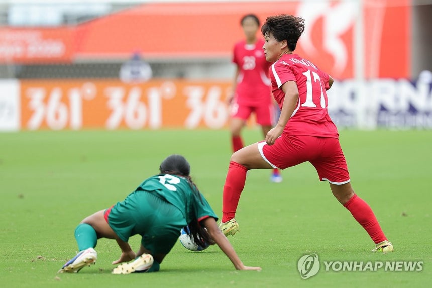 수비 무너뜨리는 김경영의 드리블(오사카=연합뉴스) 서대연 기자 = 14일 일본 오사카 얀마 스타디움 나가이에서 열린 2026 아이치·나고야 아시안게임 여자 축구 조별리그 1차전 북한과 방글라데시의 경기. 북한 김경영이 드리블로 수비를 제치고 있다. 2026.9.14 dwise@yna.co.kr