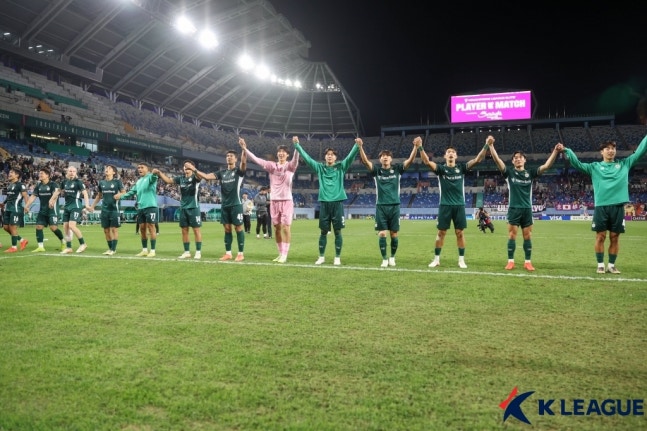 교토전 승리 후 팬들에게 인사하는 대전 선수들.[한국프로축구연맹 제공. 재판매 및 DB 금지]