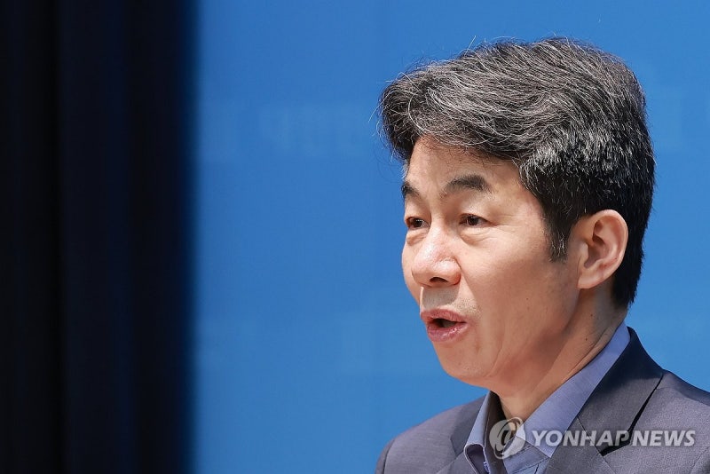 與윤건영 "李<b>대통령</b> 지지율 이반 심각…신뢰 무너져"