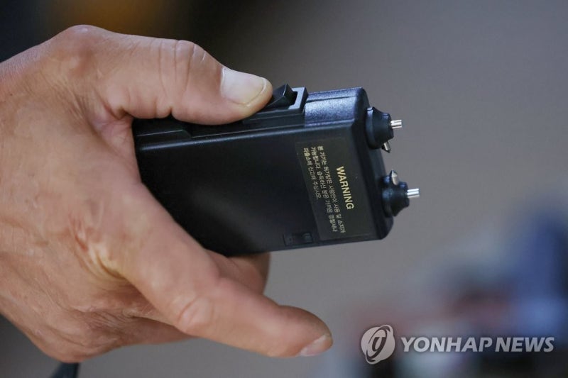 <b>교사</b>가 전기충격기로 등교생 <b>위협</b>…교육청, 즉각 직무 배제(종합)