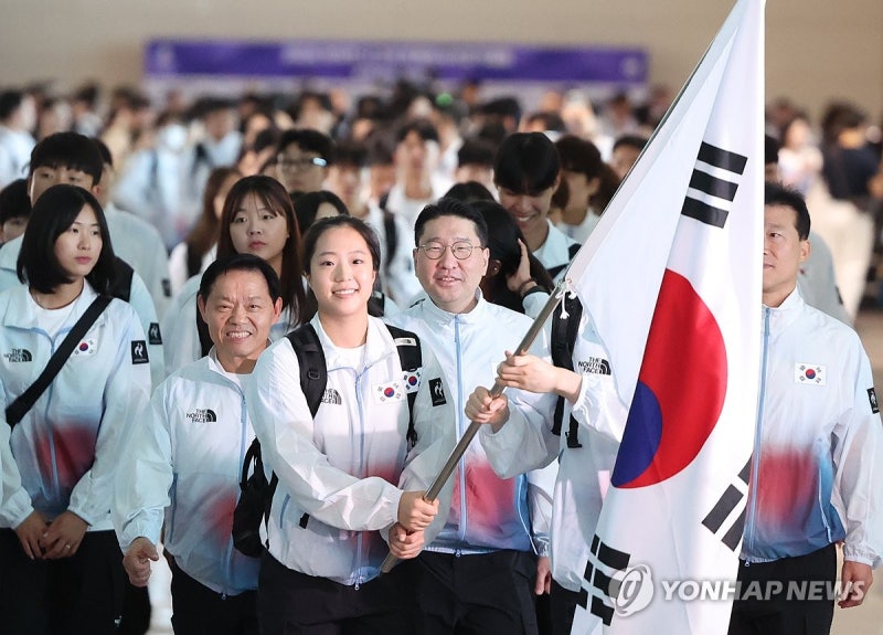 [아시안게임] 각양각색 개회식 기수…일본은 <b>여자</b> 레슬링 153연승 후지나...