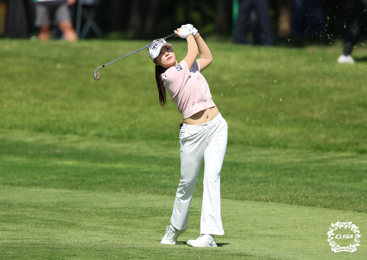 5타 줄인 <b>김민선</b>, KLPGA 하나금융그룹 챔피언십 3R 선두(종합)