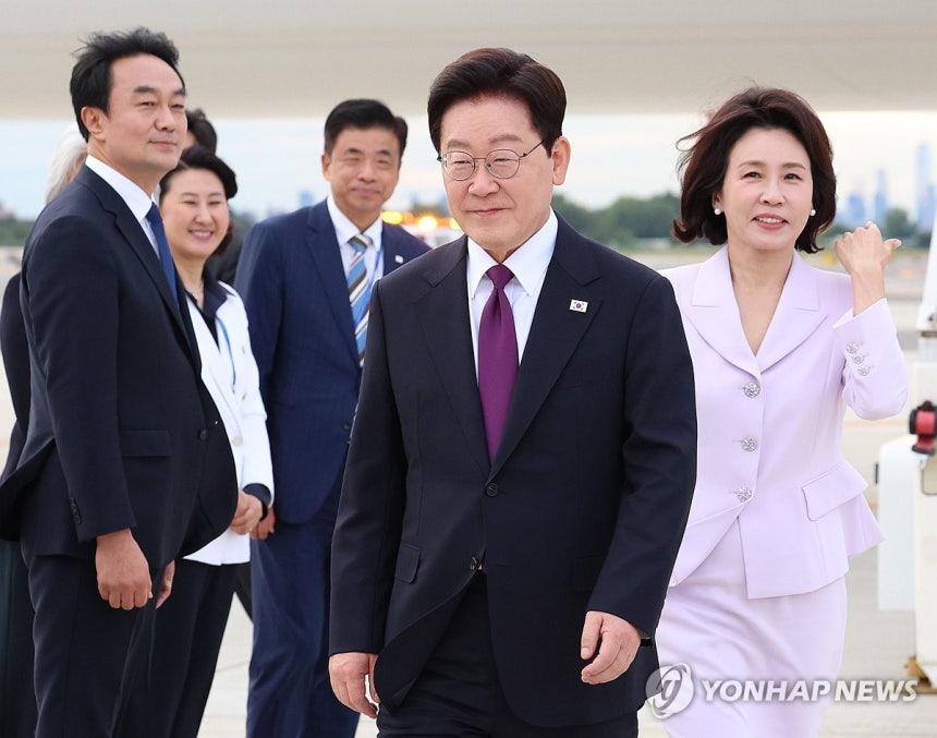 이재명 대통령, 뉴욕 도착 (뉴욕=연합뉴스) 한상균 기자 = 이재명 대통령과 김혜경 여사가 21일(현지시간) 미국 뉴욕 JFK 국제공항에 도착한 공군 1호기에서 내려 차량으로 이동하고 있다. 2026.9.22 xyz