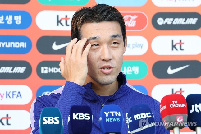 모레노호 합류한 송민규(천안=연합뉴스) 김주성 기자 = '모레노호' 축구대표팀에 합류한 송민규(나시오날)가 22일 충남 천안시 코리아풋볼파크에서 공개훈련에 앞서 가진 인터뷰에서 훈련에 임하는 각오를 밝히고 있다. 2026.9.22 utzza@yna.co.kr