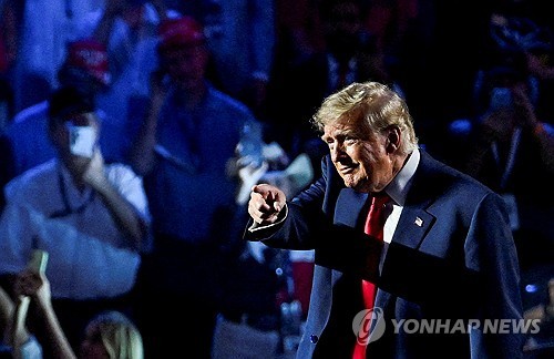 텍사스 댈러스서 열린 공화당 중간선거 전당대회 참석한 트럼프
(댈러스 로이터=연합뉴스 자료사진) 2026년 9월 10일 미국 텍사스주 댈러스에서 열린 공화당 전국 중간선거 전당대회 무대에 등장한 도널드 트럼프 대통령