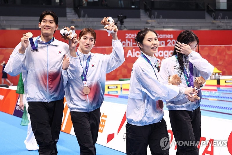 <b>혼성 혼계영</b> 400m <b>동메달</b> 획득!