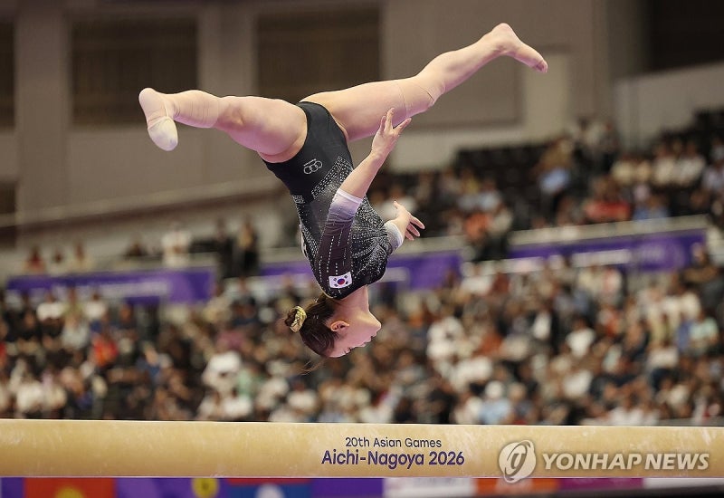 <b>평균대</b> 연기 펼치는 <b>여서정</b>