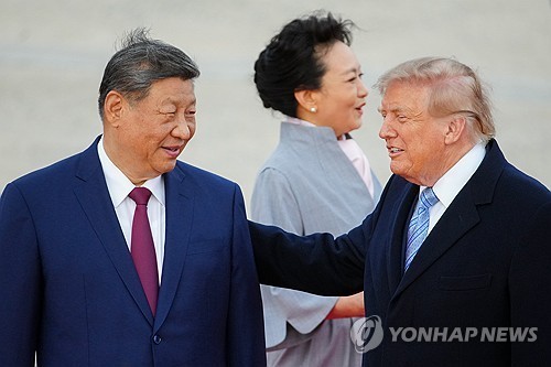시진핑 중국 국가주석 등을 툭툭 치며 친분 과시하는 트럼프 미국 대통령
도널드 트럼프 미국 대통령이 23일(현지시간) 워싱턴DC 인근 앤드루스 합동기지에서 미국을 방문한 시진핑 중국 국가주석을 맞이하고 있다. [UP
