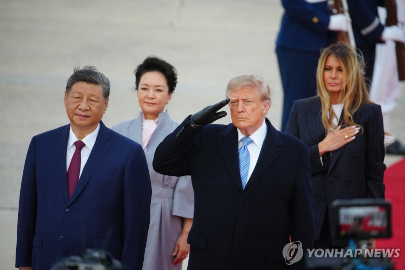 <b>시진핑 영접</b>한 <b>트럼프</b> "위대한 지도자…지금은 위대한 순간"
