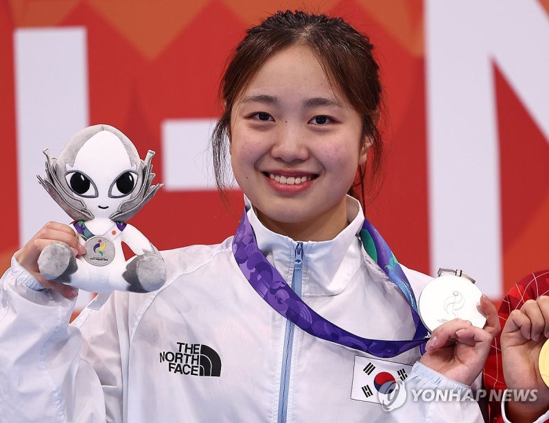 [아시안게임] 시상식 직전 빌린 립스틱…<b>박시은</b> "손 떨려서 부러뜨렸어...