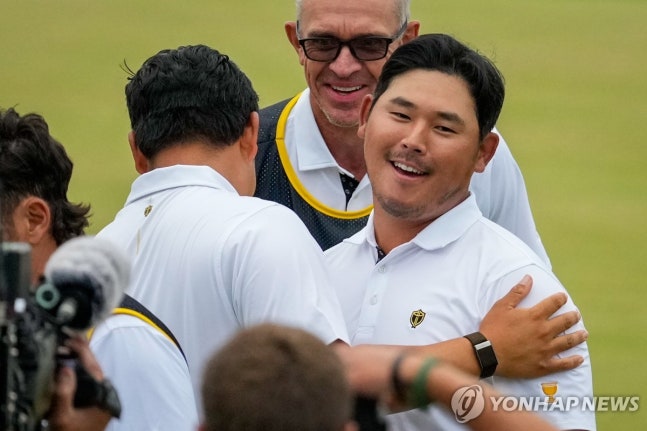 프레지던츠컵 첫날 승리한 김시우(오른쪽)와 김주형[AP=연합뉴스. 재배포 및 DB 금지]