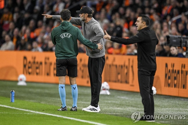 위르겐 클롭 독일 대표팀 감독과 사비 에르난데스 네덜란드 감독[EPA=연합뉴스. 재판매 및 DB 금지]