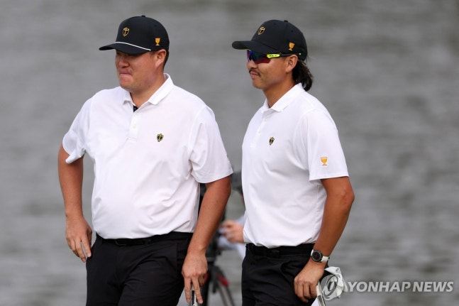 임성재(왼쪽)와 이민우[게티이미지/AFP=연합뉴스. 재배포 및 DB 금지]