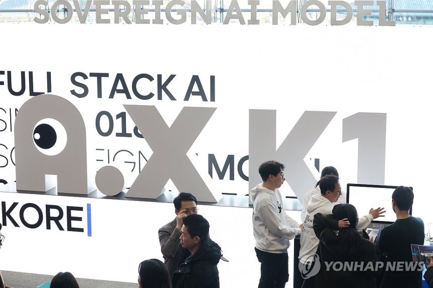 SK텔레콤 부스
(서울=연합뉴스) 강민지 기자 = 30일 서울 강남구 코엑스에서 열린 '독자 AI 파운데이션 모델' 프로젝트 1차 발표회에서 참석자들이 SK텔레콤부스를 둘러보고 있다. 2025.12.30 mjkan