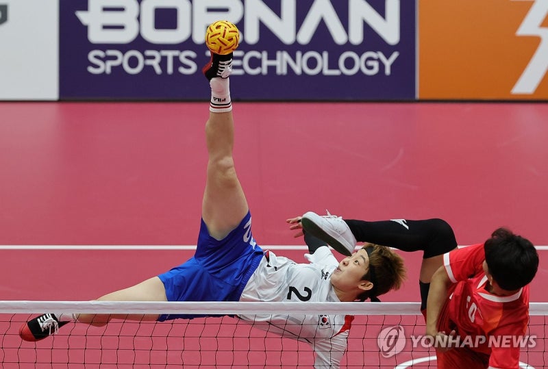 [아시안게임] <b>세팍타크로</b> <b>여자</b> 팀레구, 3회 연속 <b>은메달</b>…태국에 0-2 완...