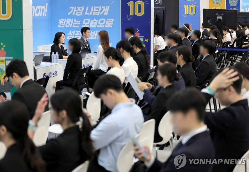 긴장되는 현장면접 현장
(서울=연합뉴스) 류영석 기자 = 19일 서울 중구 동대문디자인플라자에서 열린 2026 금융권 공동채용 박람회에서 구직자들이 참가 기업 부스를 찾아 현장 면접을 기다리고 있다. 2026.8.1