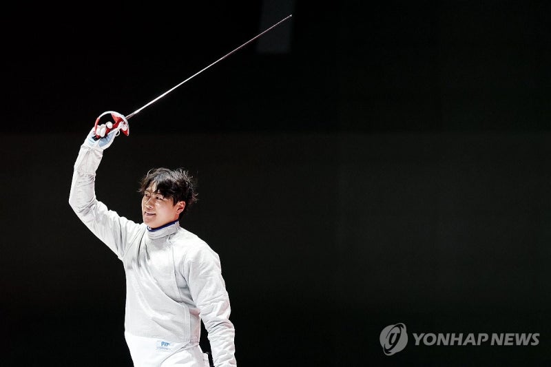 [아시안게임] 남자 사브르, 일본에 41-44에서 대<b>역전승</b>…<b>오상욱</b> 2관왕(종...