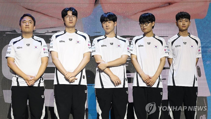 포켓몬 유나이트 국가대표 집결
(서울=연합뉴스) 김성민 기자 = 25일 서울 마포구 상암 큐브 컨벤션 센터에서 열린 아이치-나고야 아시안게임 e스포츠 대한민국 국가대표 출정식에서 포켓몬 유나이트 종목에 출전한 선수들