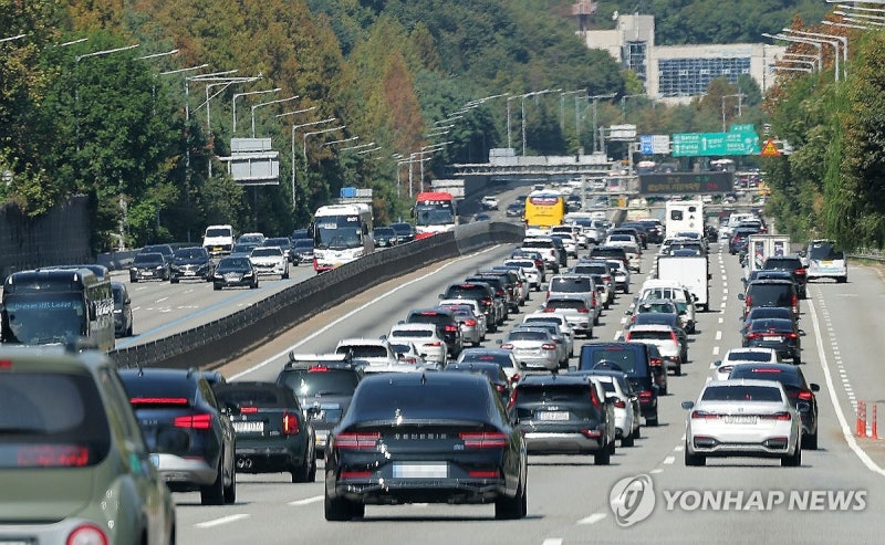 <b>추석 연휴</b> 마지막날 <b>귀경</b>길 정체 시작…부산→서울 5시간