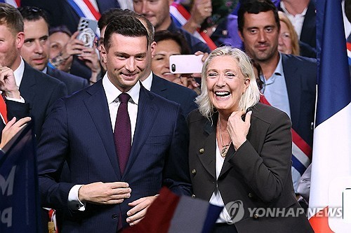 프랑스 극우 정당 국민연합의 마린 르펜 대선 후보(우)와 조르당 바르델라 당 대표 
[AFP=연합뉴스 자료사진. 재판매 및 DB 금지]