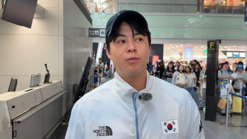 인터뷰하는 노시환야구 대표팀 주장 노시환이 28일 일본 아이치현 도코나메 나고야 주부국제공항에서 귀국행 항공편에 탑승하기 전 인터뷰 하고 있다. [대한체육회 제공. 재배포 및 DB 금지]