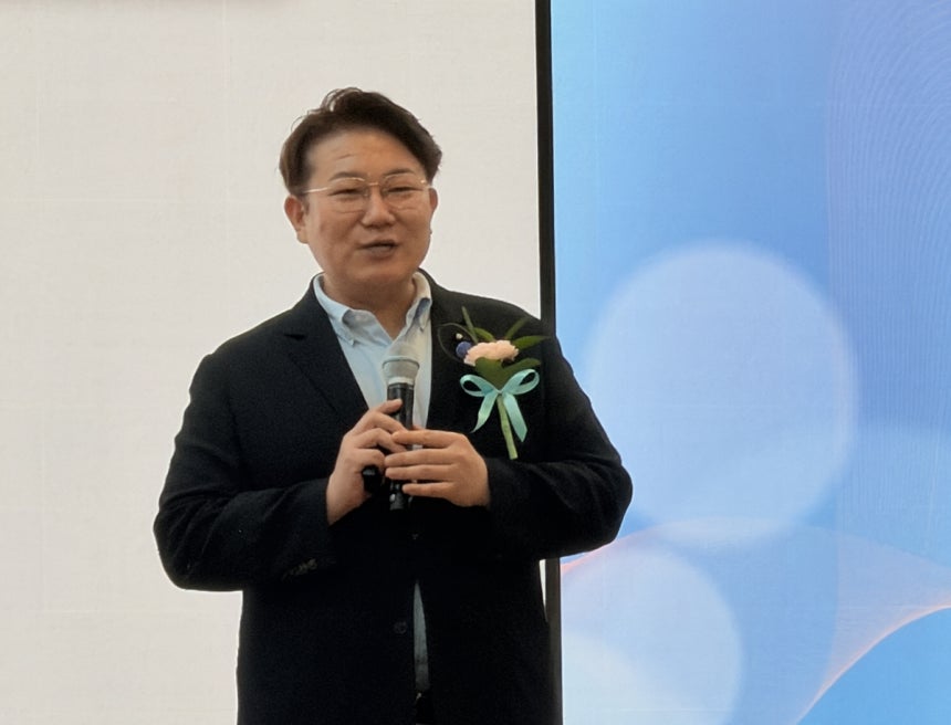 김덕진 IT커뮤니케이션연구소장 김덕진 IT커뮤니케이션연구소장이 28일 서울 피스앤파크컨벤션에서 열린 '장병e음 성과공유회'에서 발표하고 있다.[촬영 권하영]