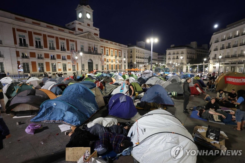 마드리드 푸에르타 델 솔 광장에서 주택난에 항의하며 야영 시위하는 시민들 [AFP=연합뉴스.재판매 및 DB 금지]