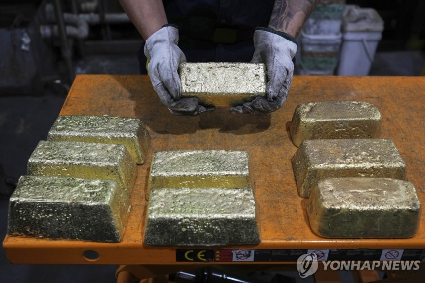 호주 시드니 제련소의 금괴 가공 모습
[AP=연합뉴스 자료사진.재판매 및 DB 금지]