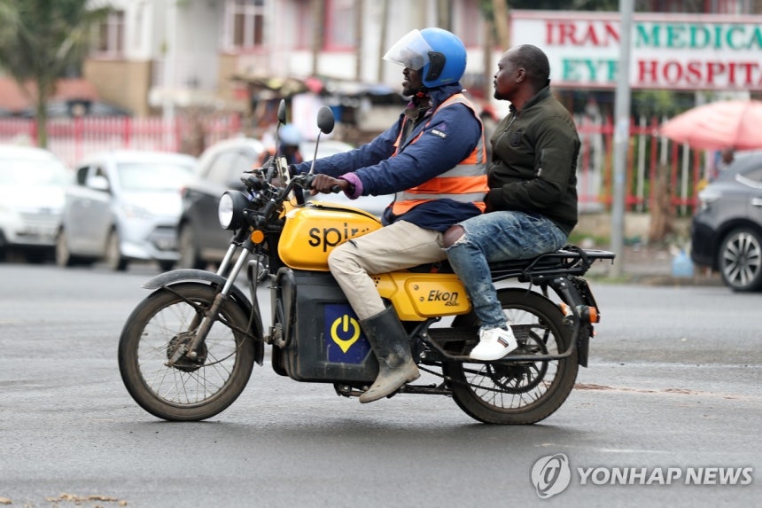 케냐 수도 나이로비의 영업용 전기 오토바이
[AP 연합뉴스 자료사진. 재판매 및 DB 금지]