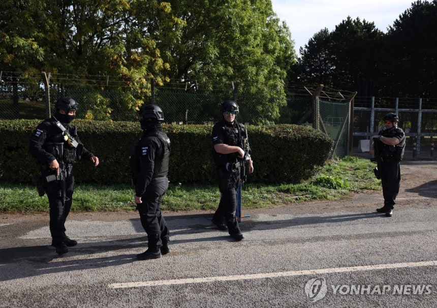 영국 페어퍼드 공군기지 외곽을 지키는 무장 경찰
[EPA=연합뉴스. 재판매 및 DB 금지]