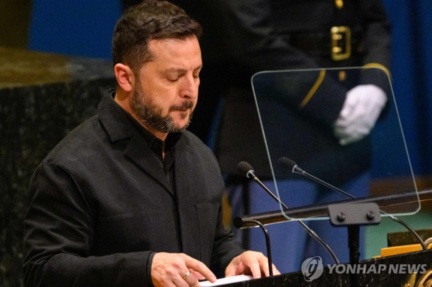 지난 23일(현지시간) 미국 뉴욕 유엔 총회장 연단에 선 볼로디미르 젤렌스키 우크라이나 대통령 [게티이미지/AFP=연합뉴스 자료사진.재판매 및 DB 금지]