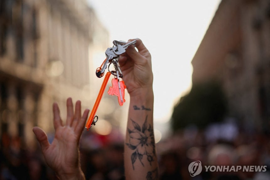 26일 마드리드에서 열린 시위에서 한 참가자가 집 열쇠를 들어올리고 있다.[로이터=연합뉴스.재판매 및 DB 금지]