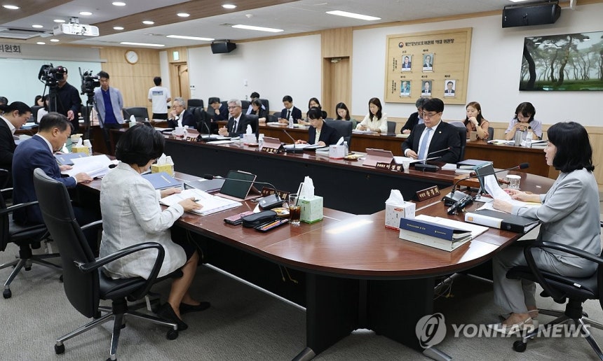 전체회의 주재하는 송경희 개인정보보호위원회 위원장 (서울=연합뉴스) 안정원 기자 = 송경희 개인정보보호위원회 위원장이 9일 서울 종로구 정부서울청사에서 열린 제19회 위원회 전체회의에서 발언하고 있다 2026.9